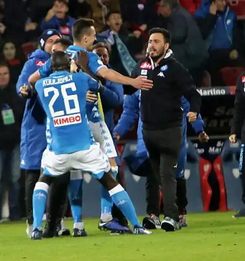 Il Napoli c’è, Cagliari sconfitto al 91′