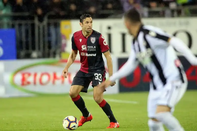 Dopo il vantaggio di Pavoletti il pareggio di Halfredsson e il gol vittoria di De Maio.