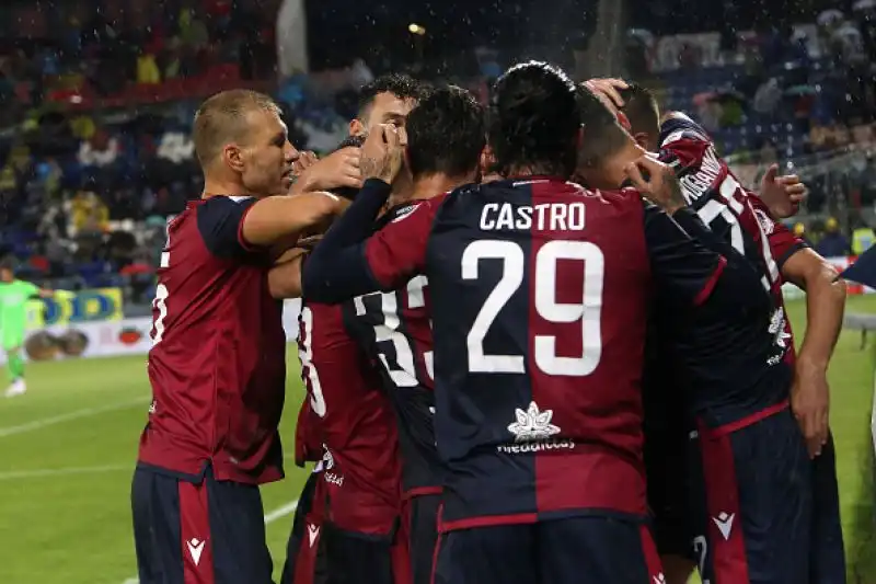 Dopo il vantaggio di Pavoletti il pareggio di Halfredsson e il gol vittoria di De Maio.