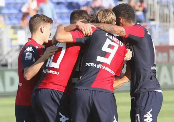 Il Cagliari saluta la Serie A battendo l'Udinese con i gol di Sau, Joao Pedro, M'Poku e un autorete di Fernandes, Augirre, Thereau e lo stesso Fernandes in rete per i friulani.