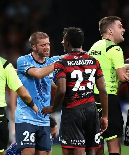 Calciatore espulso, si scatena la lite: le immagini