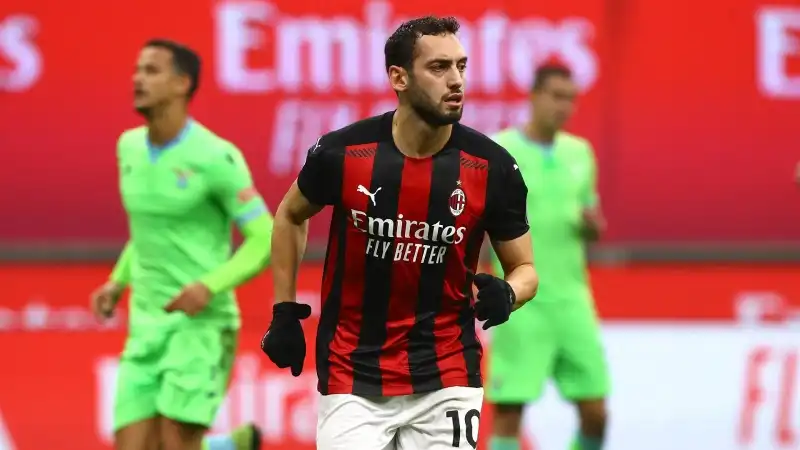 Mercato Milan: arriva una super offerta per Calhanoglu