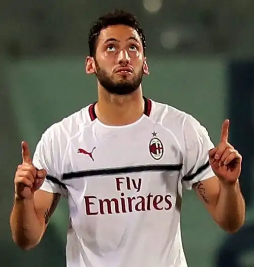 Calhanoglu tiene vivo il Milan: colpo a Firenze