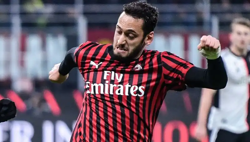 Hakan Calhanoglu mette in allarme il Milan