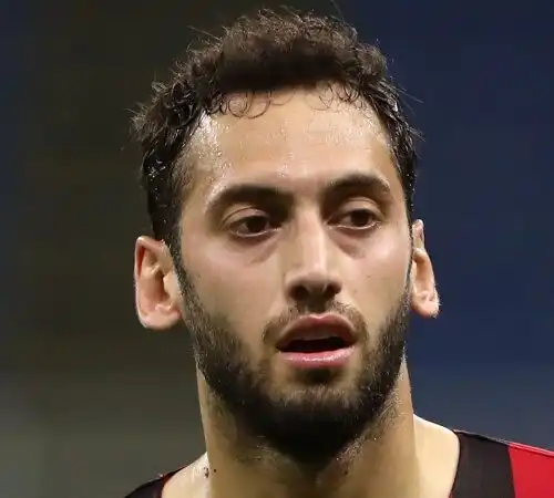 Mercato Milan, nuova ipotesi sul futuro di Calhanoglu