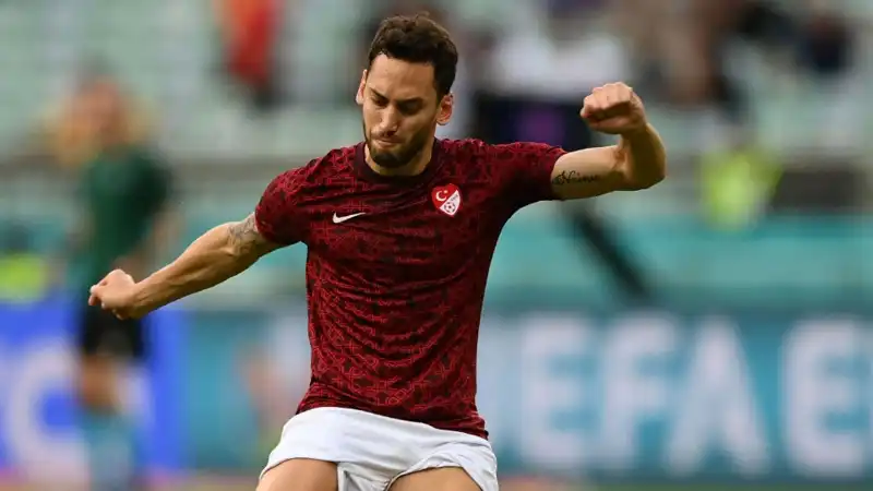 Mercato Inter, Hakan Calhanoglu si consola subito: ciao Milan