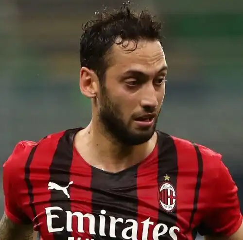 Calhanoglu, le prime parole all’Inter irritano i tifosi del Milan