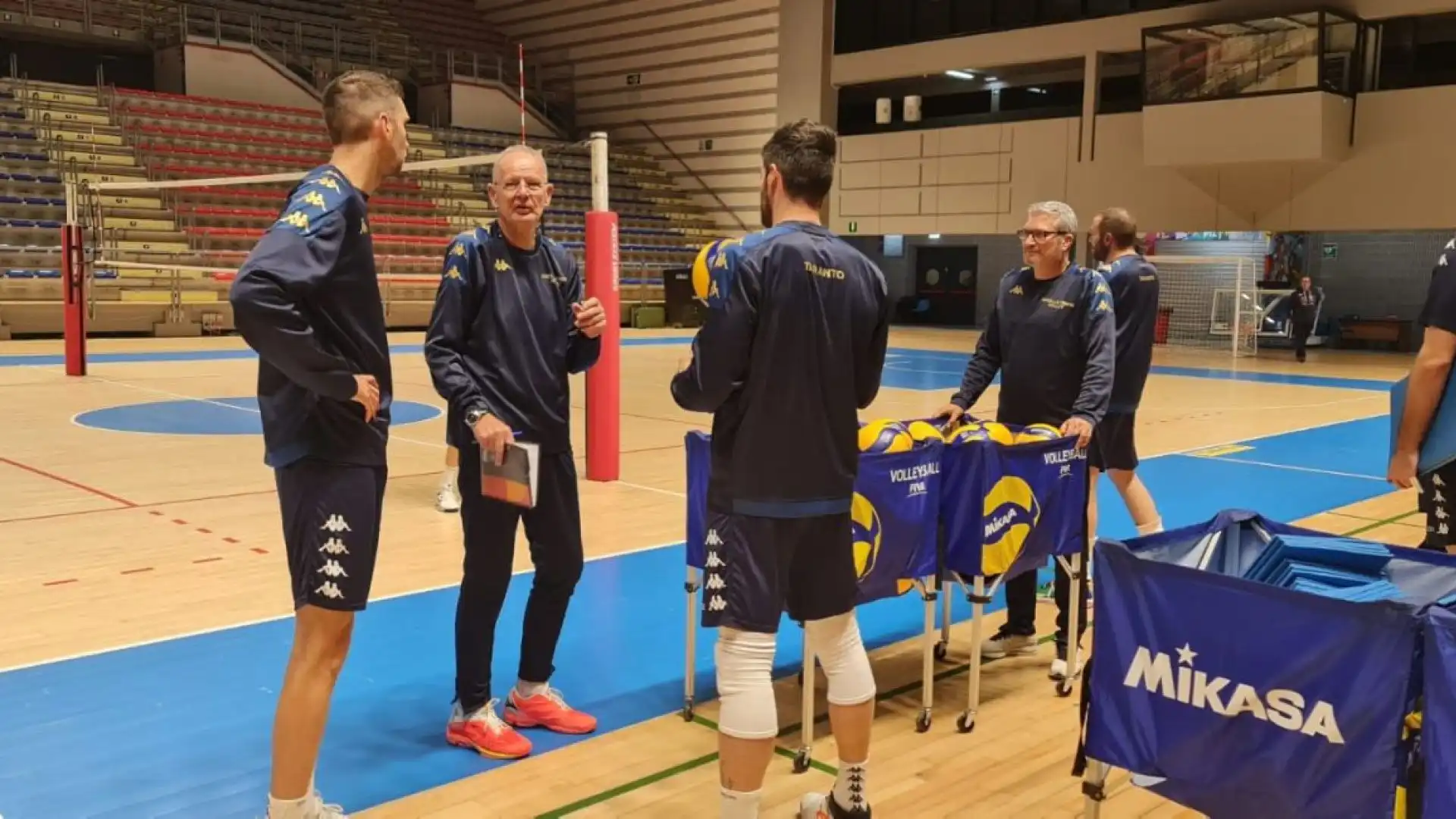 Anche nel mondo della pallavolo si cambia allenatore in corsa.