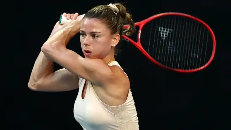 Camila Giorgi crolla con una diciottenne scatenata