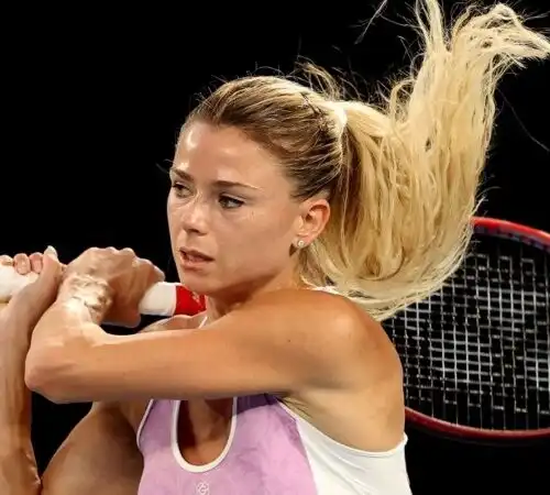 Camila Giorgi finisce a pezzi a Lione