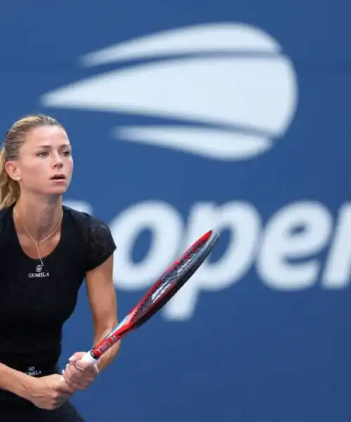 Camila Giorgi, serata nera come il suo vestitino: le foto