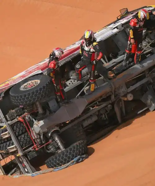 Camion si ribalta nel deserto: le foto