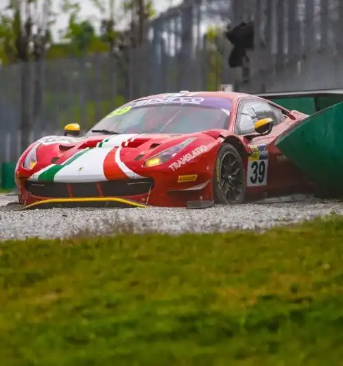 Monza, che botto per la Ferrari: pilota illeso, le immagini