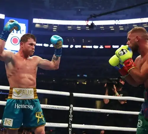 Boxe: Canelo vince davanti a 70000 spettatori