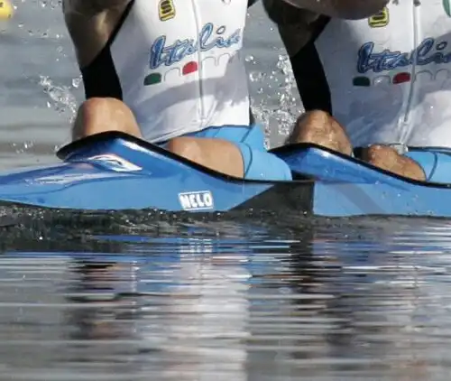 Si getta nel fiume, lo salvano gli Azzurri della canoa