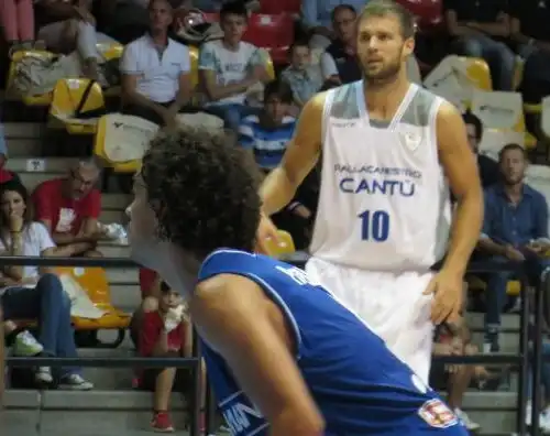 Show di Cantù, Sassari è travolta