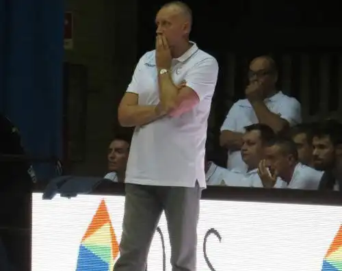 Kurtinaitis ha il latte alle ginocchia