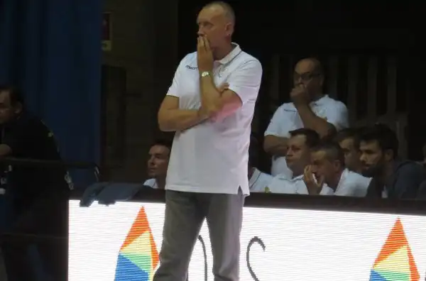 Nel secondo match del venerdì al Trofeo Lombardia Gani Lawal ha guidato la sua squadra alla vittoria.