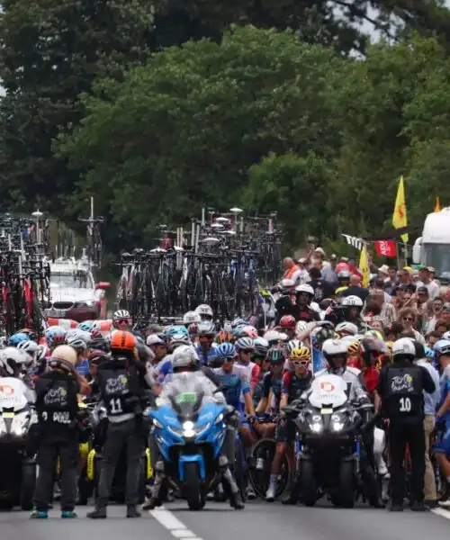Caos al Tour de France: interviene la polizia. Le foto