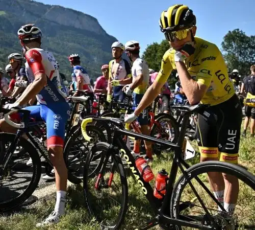 Caos al Tour, manifestanti bloccano i ciclisti: le foto