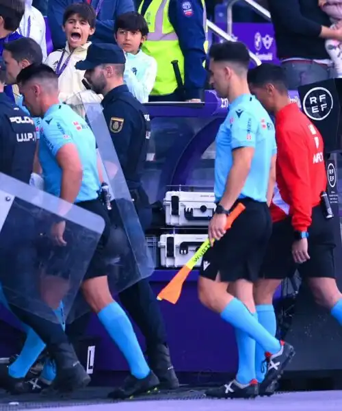 Caos in Spagna: arbitro esce dal campo scortato dalla polizia. Foto