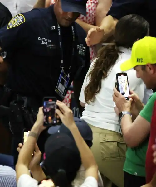 Caos in tribuna: interviene la polizia, i tifosi fanno selfie. Le foto