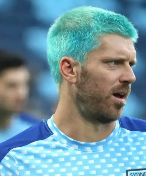 Capelli blu: il look dei calciatori diverte il web. Le foto