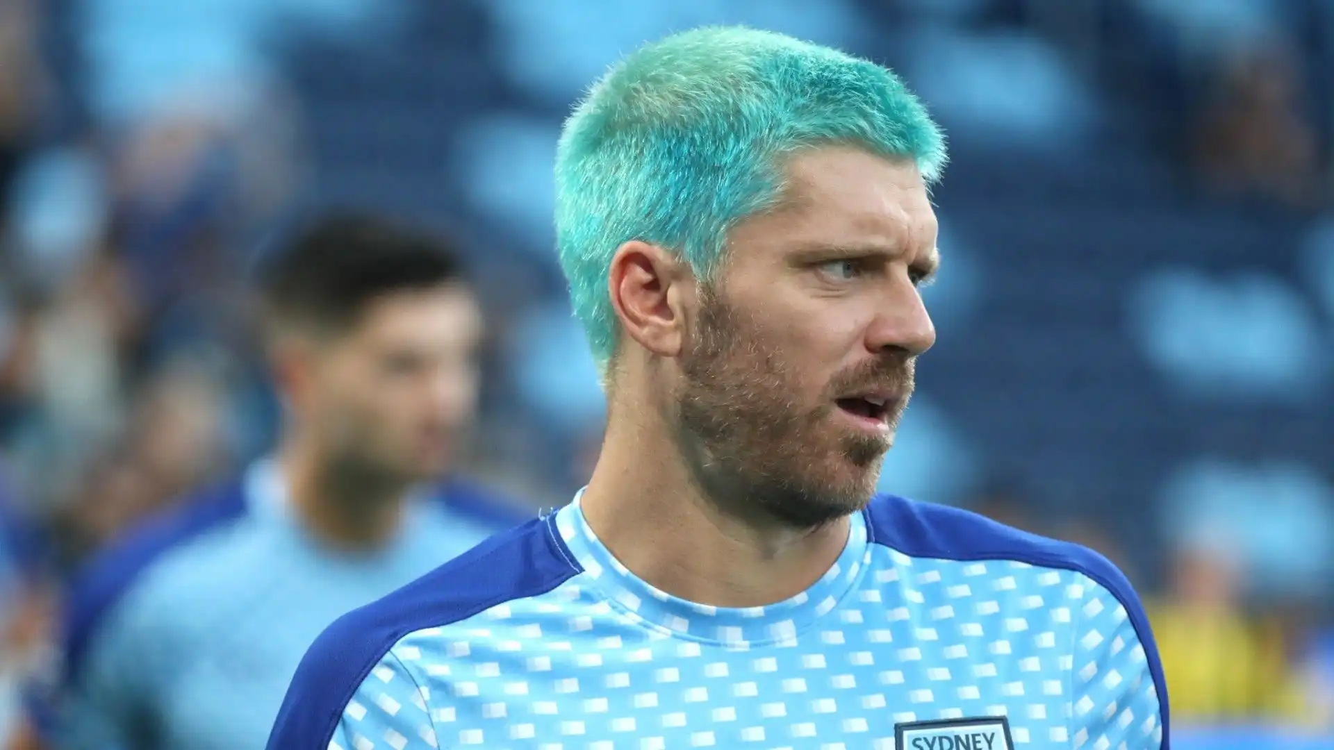 Capelli blu: il look dei calciatori diverte il web. Le foto