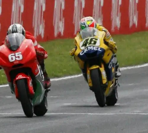 Mugello, 2006. Capirossi infilato da Valentino Rossi