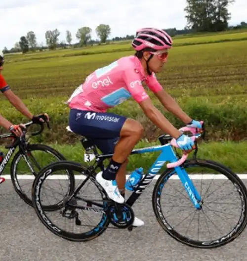 Richard Carapaz sa che la sua maglia rosa è a rischio