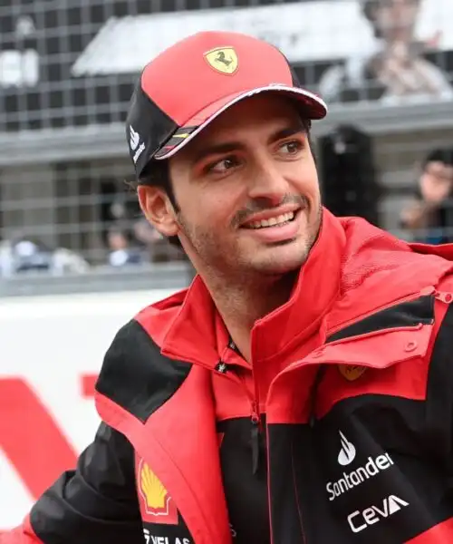 Ferrari, Carlos Sainz studia da bandiera