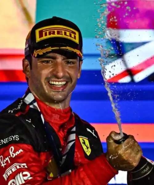 Carlos Sainz non ci gira intorno: “Nel 2024 Ferrari da titolo”