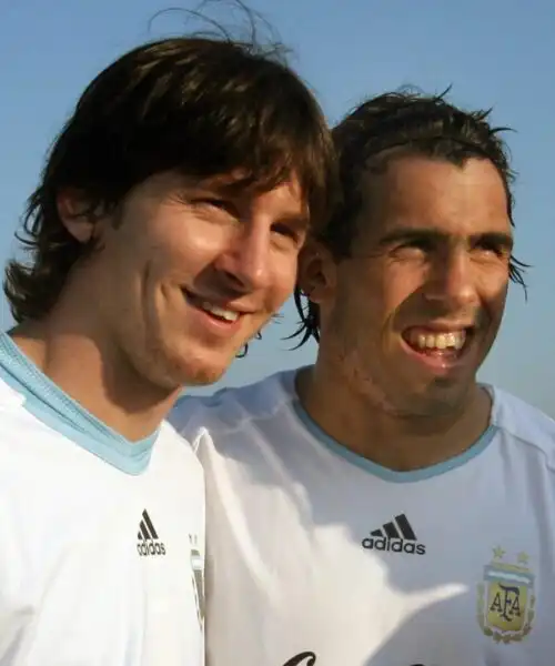 Carlos Tevez difende Lionel Messi e attacca il PSG: foto