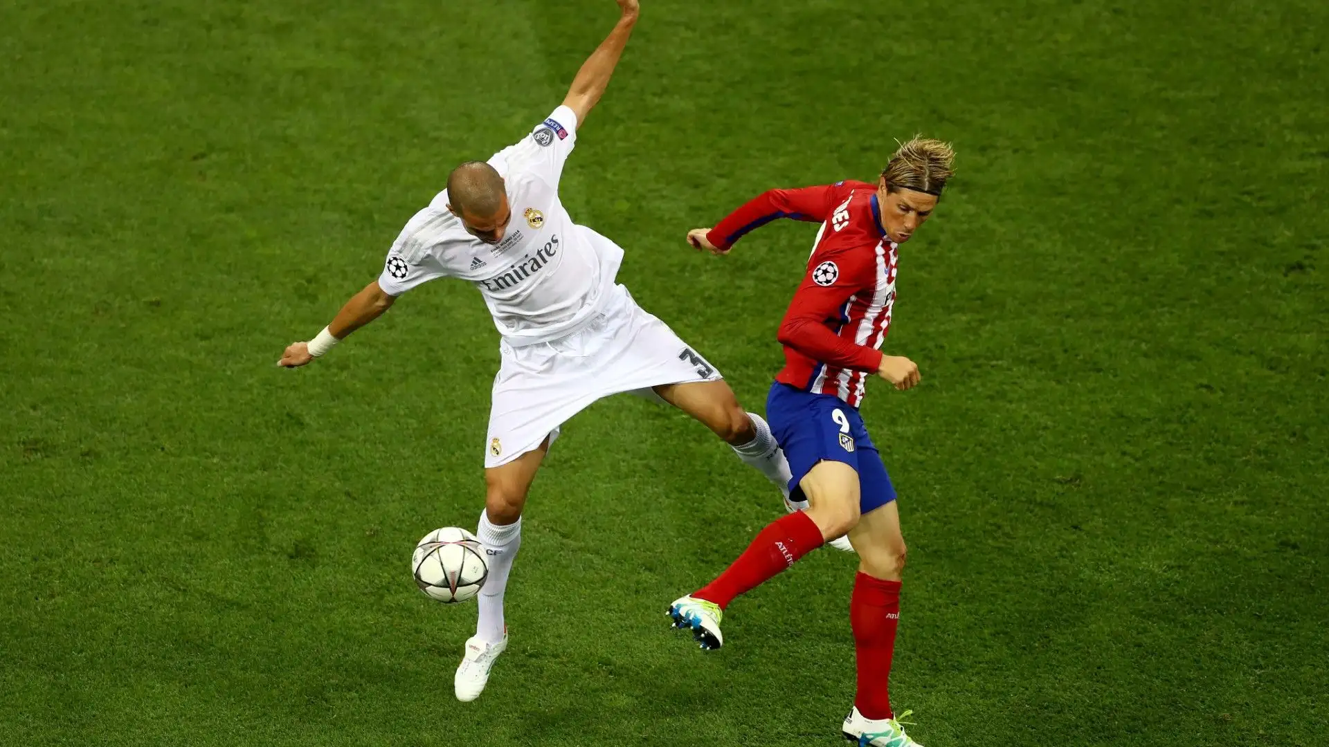 Questo fallo su Fernando Torres è bruttissimo
