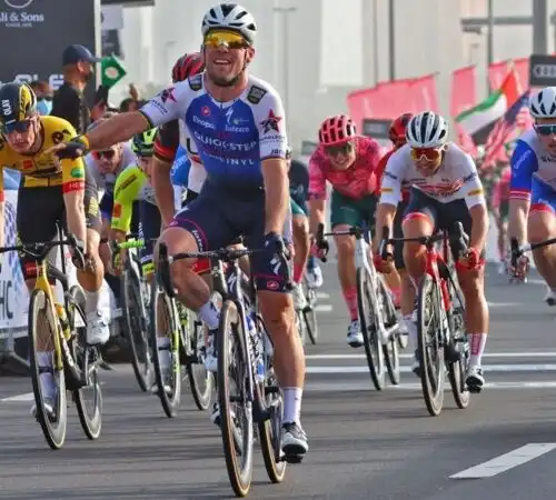 Mark Cavendish un fulmine nel vento ad Abu Dhabi