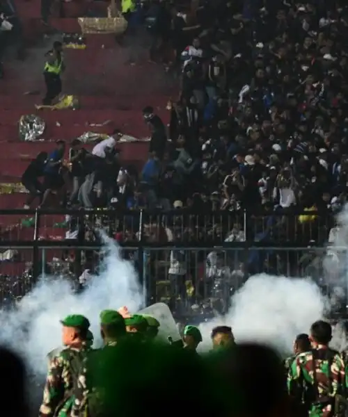 Scontri e centinaia di morti a una partita di calcio: le terribili immagini