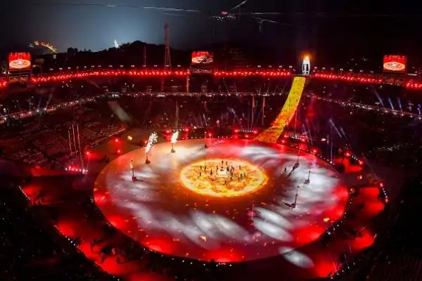 Fuochi d'artificio, balli e la classica sfilata delle delegazioni nella cerimonia di chiusura dei Giochi. Arianna Fontana è stata portata in trionfo, Carolina Kostner portabandiera azzurra.
