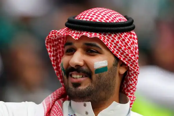 Nella cerimonia d'apertura di Russia 2018 il mattatore è Robbie Williams, che fa impazzire lo stadio Luzniki prima di Russia-Arabia Saudita.