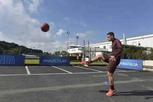 Le stelle dell’AS Roma Daniele De Rossi, Alessandro Florenzi, Radja Nainggolan e Kostas Manolas sono stati gli ultimi grandi sportivi in ordine di tempo a prendere parte alla NBA #HalfCourt Challenge.