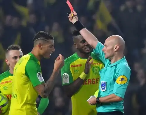 Sgambetto al calciatore, sospeso l’arbitro Chapron