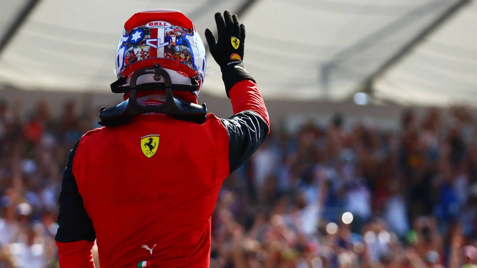 Il commovente 'abbraccio' di Charles Leclerc con il pubblico francese