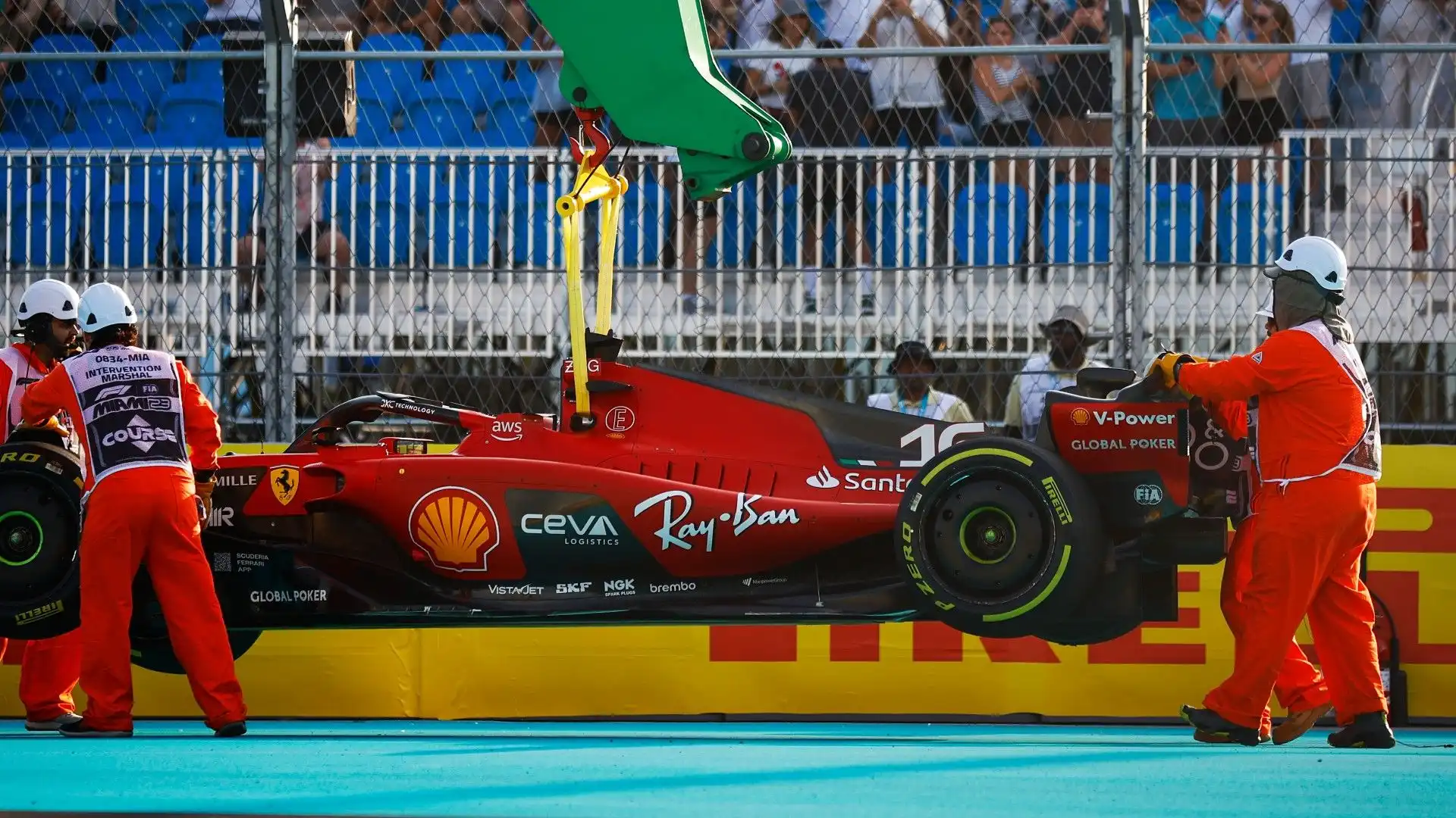 Charles Leclerc contro il muro: le foto dell'incidente