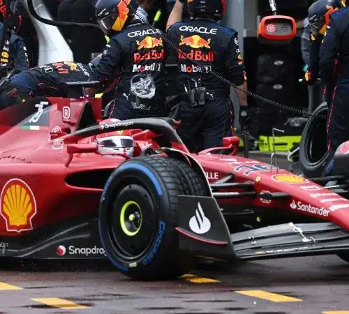 Gp Monte Carlo, social furiosi contro la Ferrari: “Povero Charles”