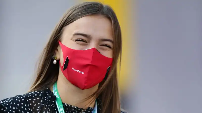Charlotte Siné è la studentessa monegasca che ha rubato il cuore al pilota della Ferrari Charles Leclerc.
Charlotte Siné è legata al pilota della Ferrari dai primi mesi del 2020.