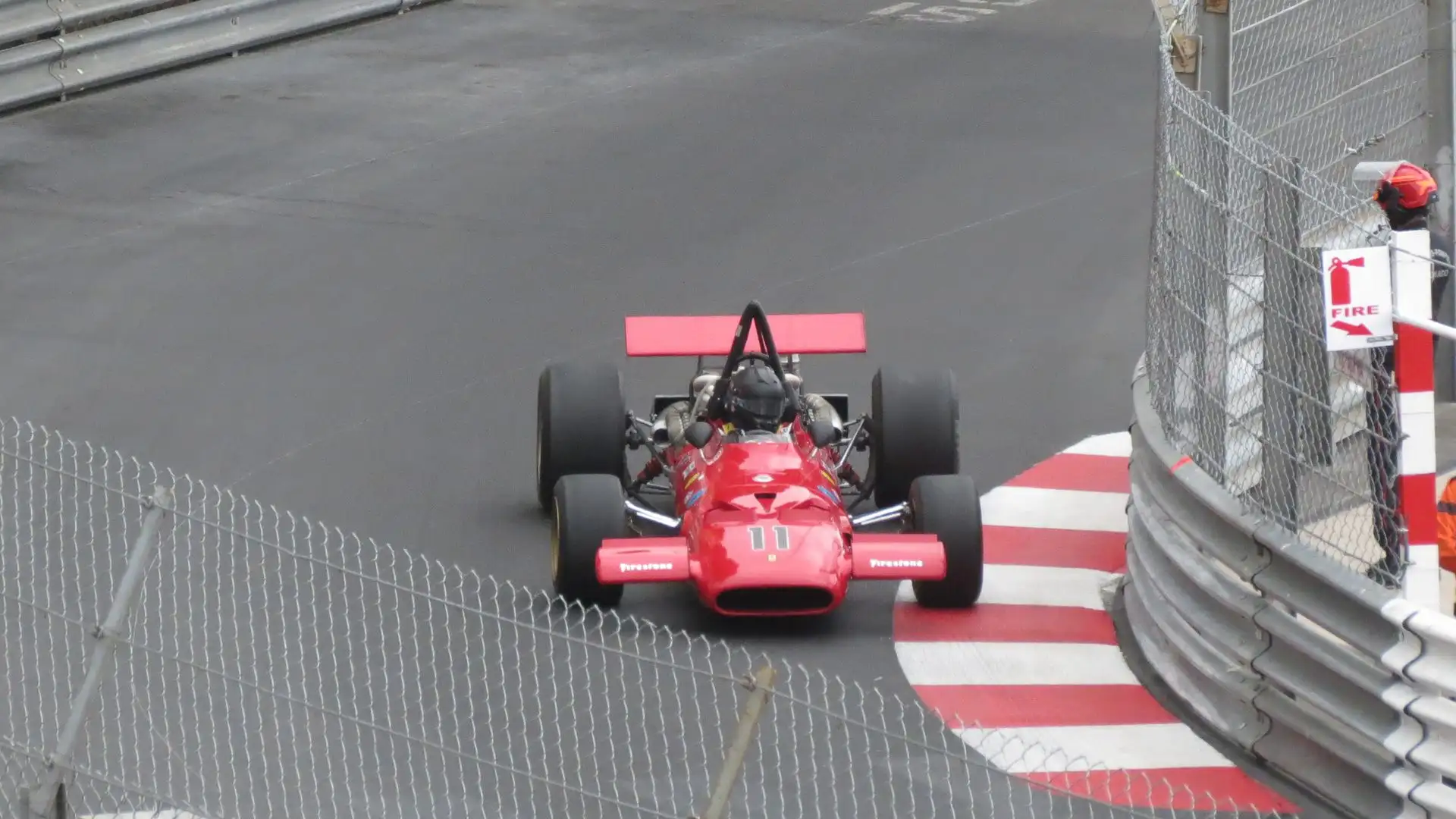 Eccola mentre entra in curva a Monte Carlo