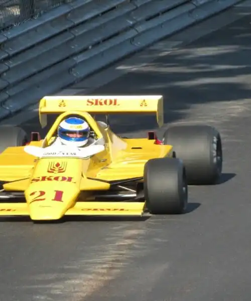 Che fascino le signore in giallo, un colore che era di moda in F1: le foto