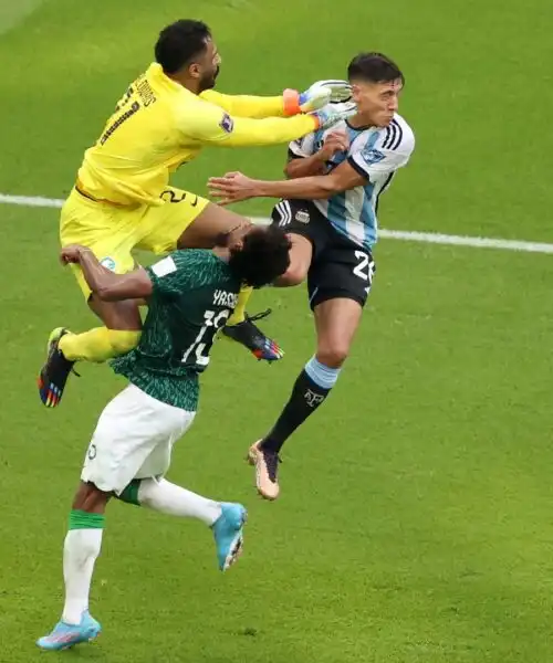 Che paura in Argentina-Arabia Saudita: le foto della tremenda ginocchiata in pieno viso