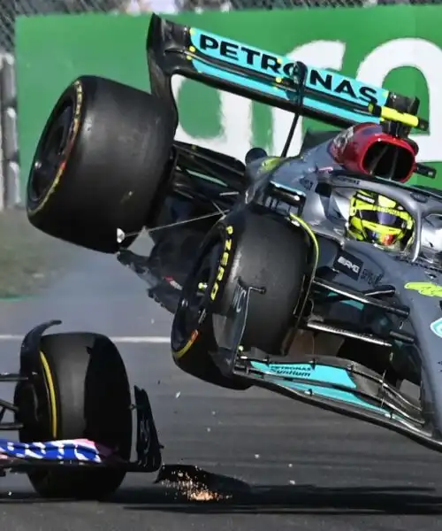 Che volo per Lewis Hamilton! Le foto del contatto con Alonso