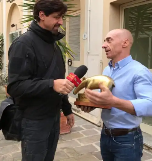 Chechi incamera il Tapiro con signorilità
