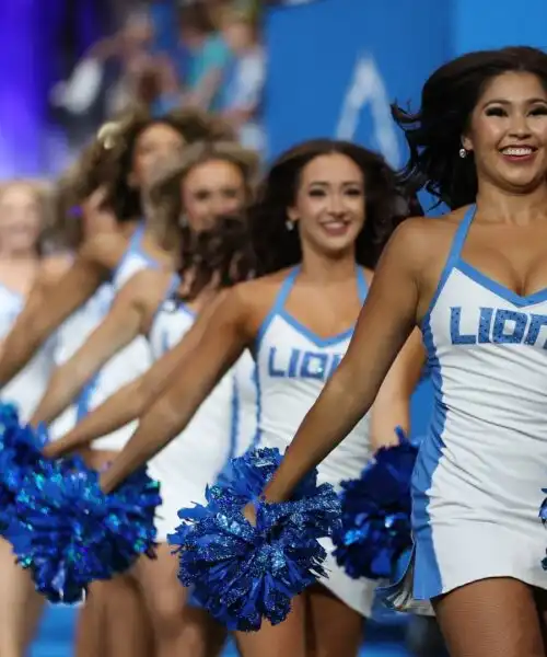 Belle (e qualcuna bellissima) da impazzire, le cheerleaders sono una garanzia: le foto